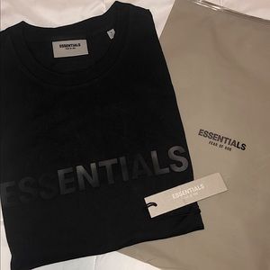 ✨FEAR OF GOD ESSENTIALS TEE✨